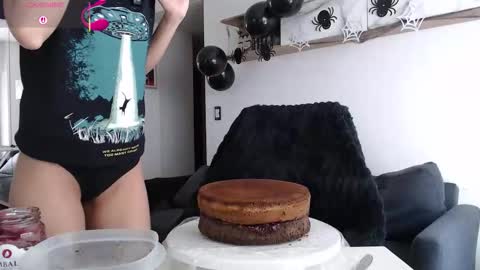 clairevarhol online show from 10/31/25, 04:52