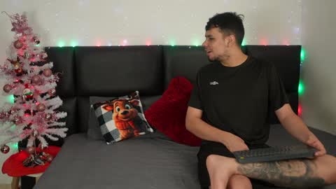 Snapshot of cleoanubis_ chatting on 01/01/25, 03:56 Girl Juliana and Federico online show from 01/01/25, 03:56