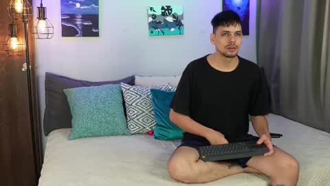 Snapshot of cleoanubis_ chatting on 10/31/25, 06:03 Girl Juliana and Federico online show from 10/31/25, 06:03