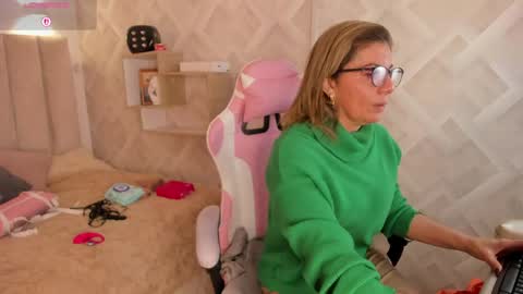 clhoe_johnson_ online show from 04/21/26, 12:11