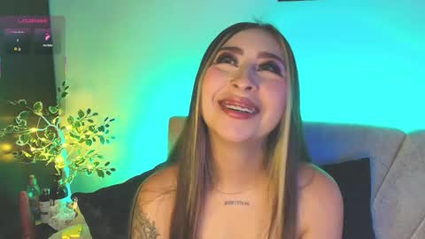 cloe_martinezz_ online show from 04/23/26, 07:38