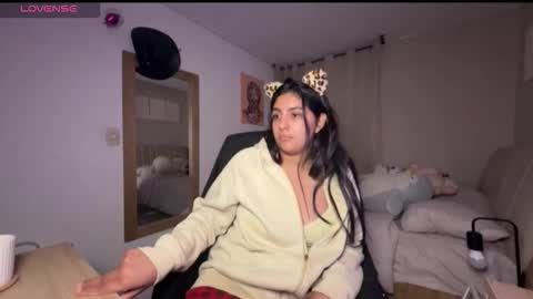 cloe small online show from 10/23/25, 12:10