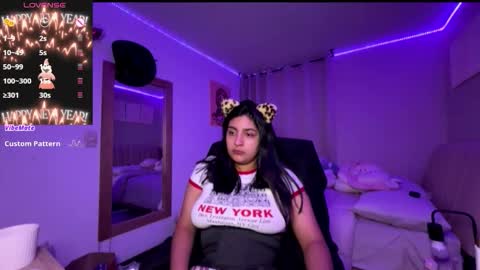 cloe small online show from 10/28/25, 01:20