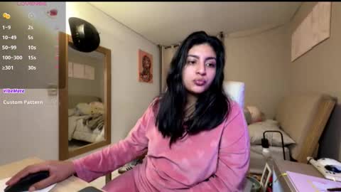 cloe small online show from 11/22/25, 01:37