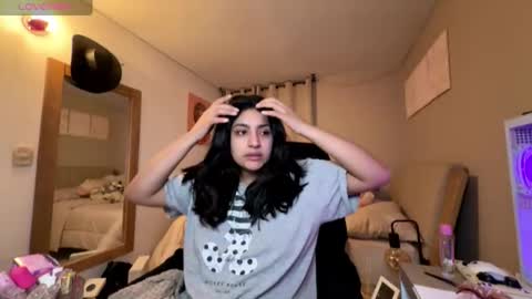 cloe small online show from 11/28/25, 05:43