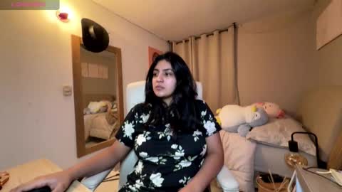 cloe small online show from 12/03/25, 01:46