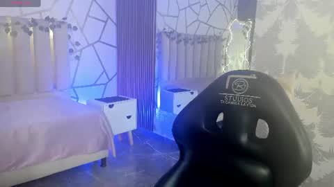cloee_tay1 online show from 06/19/26, 11:47