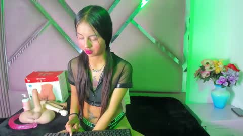 Snapshot of cloemorenti_ chatting on 11/12/25, 01:11 CloeMorenti online show from 11/12/25, 01:11