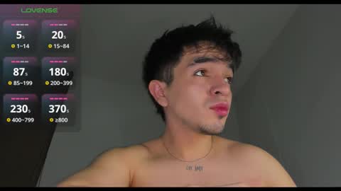 Snapshot of cmzo_ chatting on 11/17/25, 01:33 Johan online show from 11/17/25, 01:33