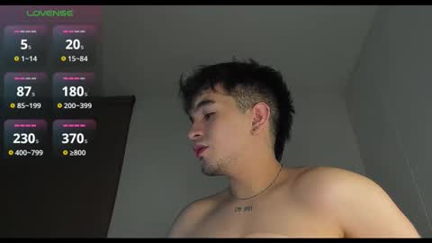 Snapshot of cmzo_ chatting on 11/26/25, 02:12 Johan online show from 11/26/25, 02:12