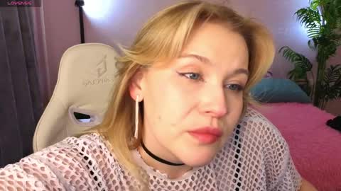 Collen Mon Tue Wed Thu Fri GMT 3 0300am - 0900am  online show from 04/21/26, 05:17