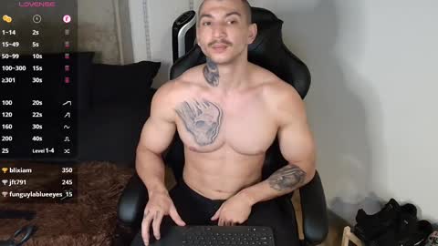 Snapshot of colombianmuscle8 chatting on 02/10/25, 12:30 colombianmuscle8 online show from 02/10/25, 12:30