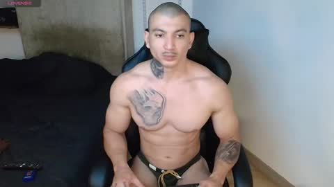 Snapshot of colombianmuscle8 chatting on 10/17/25, 02:48 colombianmuscle8 online show from 10/17/25, 02:48