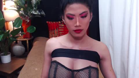 Snapshot of colossalboy chatting on 01/03/25, 04:33 Sunny online show from 01/03/25, 04:33