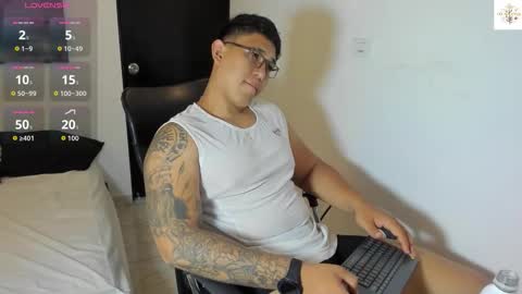 Snapshot of coltonmassif_ chatting on 10/08/25, 04:54 coltonmassif_ online show from 10/08/25, 04:54