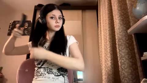 Snapshot of constancefeusier chatting on 11/06/25, 06:09 Isabella online show from 11/06/25, 06:09