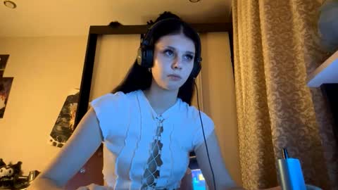 Snapshot of constancefeusier chatting on 11/18/25, 06:12 Isabella online show from 11/18/25, 06:12