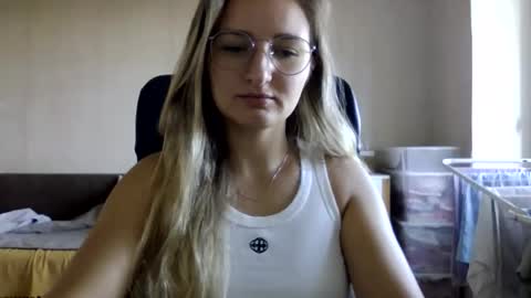 cora_fora online show from 09/12/25, 07:19