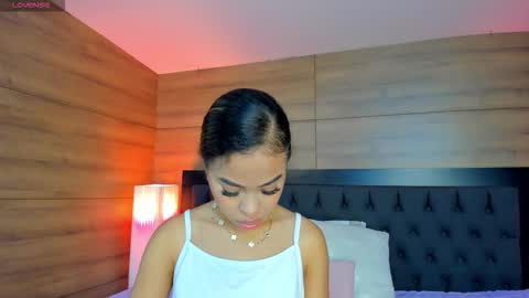 coralineross_ online show from 12/17/25, 10:43