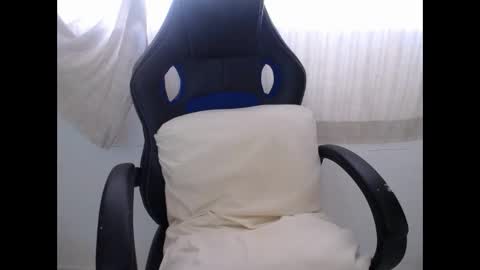 Snapshot of corolaxxl chatting on 12/19/25, 07:21 corolaxxl online show from 12/19/25, 07:21