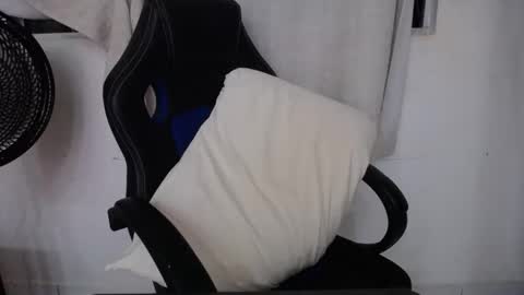 Snapshot of corolaxxl chatting on 12/21/25, 01:02 corolaxxl online show from 12/21/25, 01:02