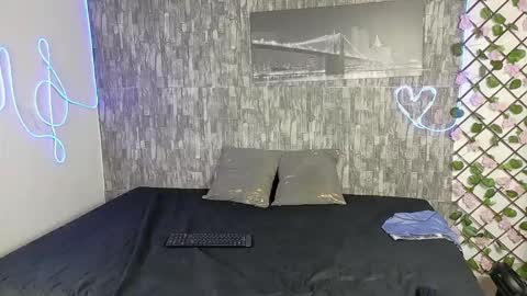 Snapshot of couple_fantasy_x chatting on 06/05/26, 02:12 Val y Sal online show from 06/05/26, 02:12