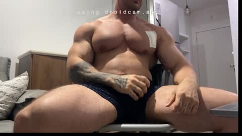 Snapshot of couplemuscle40 chatting on 10/28/25, 09:17 couplemuscle40 online show from 10/28/25, 09:17