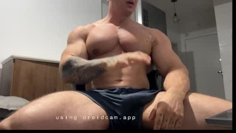 Snapshot of couplemuscle40 chatting on 11/01/25, 11:18 couplemuscle40 online show from 11/01/25, 11:18