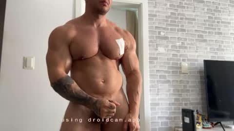 Snapshot of couplemuscle40 chatting on 11/06/25, 01:34 couplemuscle40 online show from 11/06/25, 01:34