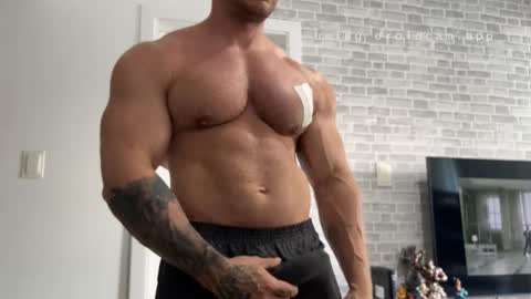 Snapshot of couplemuscle40 chatting on 11/08/25, 07:45 couplemuscle40 online show from 11/08/25, 07:45