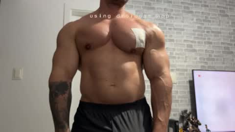 Snapshot of couplemuscle40 chatting on 11/11/25, 01:27 couplemuscle40 online show from 11/11/25, 01:27