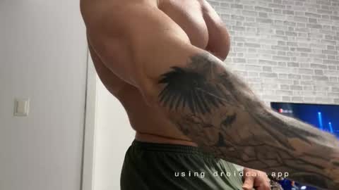 Snapshot of couplemuscle40 chatting on 11/13/25, 08:41 couplemuscle40 online show from 11/13/25, 08:41