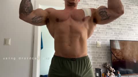 Snapshot of couplemuscle40 chatting on 11/17/25, 01:28 couplemuscle40 online show from 11/17/25, 01:28