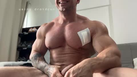 Snapshot of couplemuscle40 chatting on 11/18/25, 01:37 couplemuscle40 online show from 11/18/25, 01:37