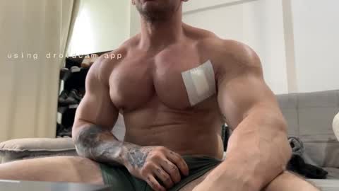 Snapshot of couplemuscle40 chatting on 11/20/25, 02:17 couplemuscle40 online show from 11/20/25, 02:17