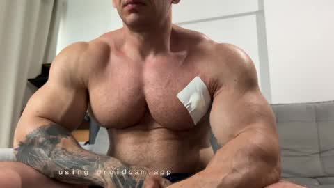 Snapshot of couplemuscle40 chatting on 11/23/25, 06:30 couplemuscle40 online show from 11/23/25, 06:30