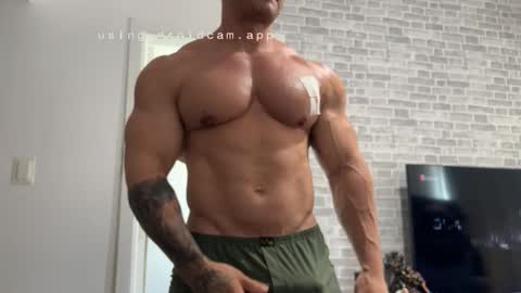 Snapshot of couplemuscle40 chatting on 11/25/25, 04:07 couplemuscle40 online show from 11/25/25, 04:07