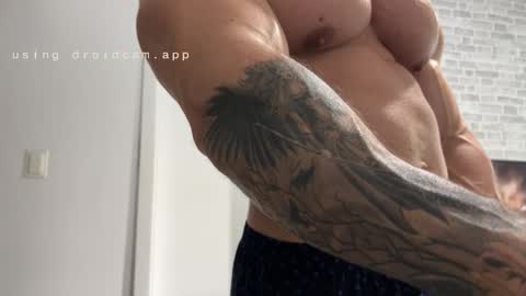 Snapshot of couplemuscle40 chatting on 11/27/25, 08:33 couplemuscle40 online show from 11/27/25, 08:33