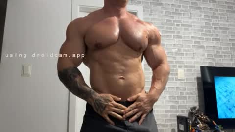 Snapshot of couplemuscle40 chatting on 12/02/25, 01:05 couplemuscle40 online show from 12/02/25, 01:05