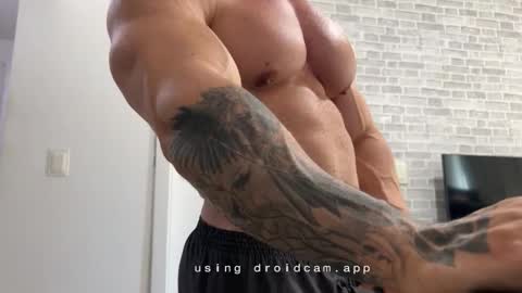 Snapshot of couplemuscle40 chatting on 12/05/25, 04:36 couplemuscle40 online show from 12/05/25, 04:36