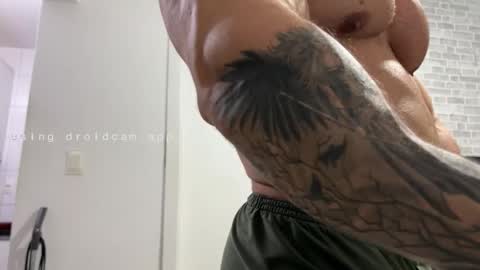 Snapshot of couplemuscle40 chatting on 01/06/26, 11:29 couplemuscle40 online show from 01/06/26, 11:29