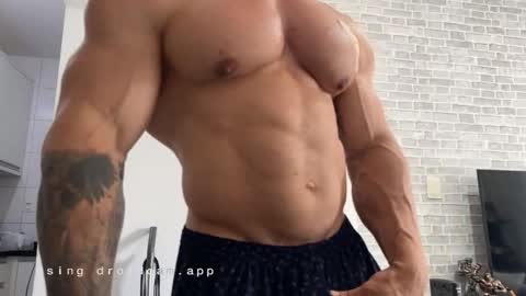 Snapshot of couplemuscle40 chatting on 01/08/26, 04:20 couplemuscle40 online show from 01/08/26, 04:20