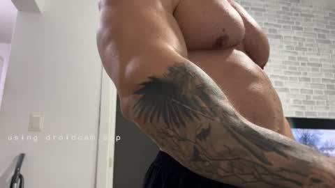 Snapshot of couplemuscle40 chatting on 01/12/26, 07:19 couplemuscle40 online show from 01/12/26, 07:19