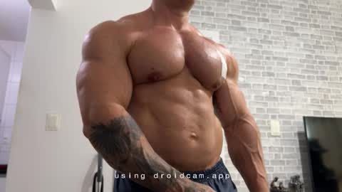 Snapshot of couplemuscle40 chatting on 02/11/26, 06:02 couplemuscle40 online show from 02/11/26, 06:02