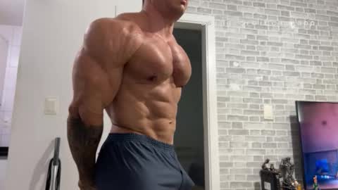 Snapshot of couplemuscle40 chatting on 02/12/26, 12:33 couplemuscle40 online show from 02/12/26, 12:33