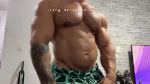 Snapshot of couplemuscle40 chatting on 02/13/26, 02:18 couplemuscle40 online show from 02/13/26, 02:18