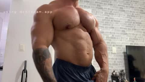 Snapshot of couplemuscle40 chatting on 02/19/26, 05:31 couplemuscle40 online show from 02/19/26, 05:31