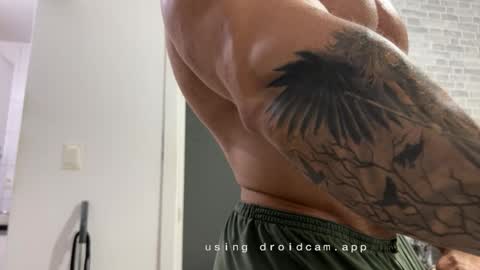Snapshot of couplemuscle40 chatting on 02/20/26, 03:23 couplemuscle40 online show from 02/20/26, 03:23