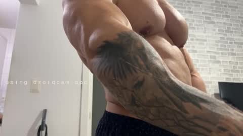 Snapshot of couplemuscle40 chatting on 02/25/26, 05:44 couplemuscle40 online show from 02/25/26, 05:44