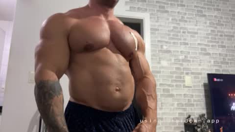 Snapshot of couplemuscle40 chatting on 03/11/26, 01:22 couplemuscle40 online show from 03/11/26, 01:22